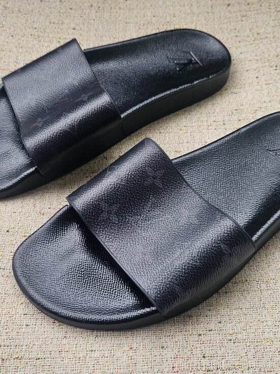 Louis Vuitton Men Slide Sandal Shoes LV Logo Signature Size 7 Made in Italy Auth main image 9